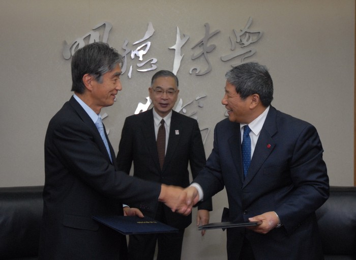 Ông Yuji Miyamoto chứng kiến lẽ ký kết hợp tác giữa Đại học Nhân dân Trung Quốc và Đại học Keio Nhật Bản năm 2007